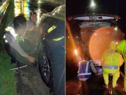 Sigap, Petugas Pos Pam Exit Tol Ngawi Bantu Pemudik Alami Pecah Ban