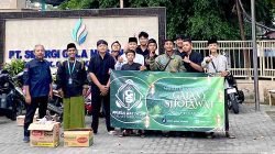 Ramadan Penuh Berkah, Group Sholawat Galaxi Desa Kebaron Tebar 120 Paket Takjil di Krembung