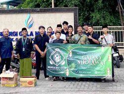 Ramadan Penuh Berkah, Group Sholawat Galaxi Desa Kebaron Tebar 120 Paket Takjil di Krembung