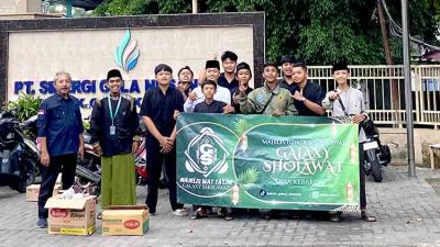 Ramadan Penuh Berkah, Group Sholawat Galaxi Desa Kebaron Tebar 120 Paket Takjil di Krembung