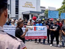 Heboh di Jombang! Warga Geruduk DPRD Protes Anggaran Seragam Rp500 Juta