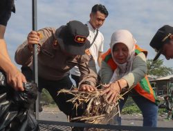 Polres Lumajang Bersama Pemda Gelar Aksi Bersihkan Pantai Bambang