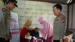 Polri Untuk Masyarakat : Kapolres Bojonegoro Beri Bantuan Anak Difabel