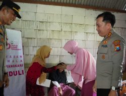 Polri Untuk Masyarakat : Kapolres Bojonegoro Beri Bantuan Anak Difabel