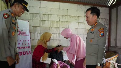 Polri Untuk Masyarakat : Kapolres Bojonegoro Beri Bantuan Anak Difabel