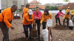Bhayangkari Polrestabes Surabaya Hijaukan Lingkungan Asrama Polisi Koblen