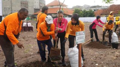Bhayangkari Polrestabes Surabaya Hijaukan Lingkungan Asrama Polisi Koblen