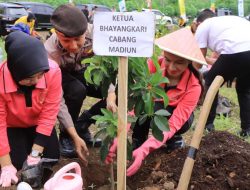 Hari Bumi, Polres Madiun Gandeng Perhutani Tanam Ribuan Bibit