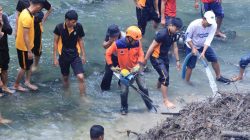 Gerakan Indonesia ASRI : Polres Ngawi Bersihkan Aliran Sungai di Jembatan Purba