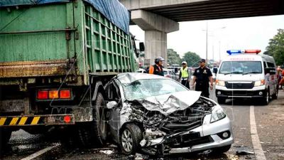 Mobil Pribadi Tabrak Truk di Flyover Banyu Urip