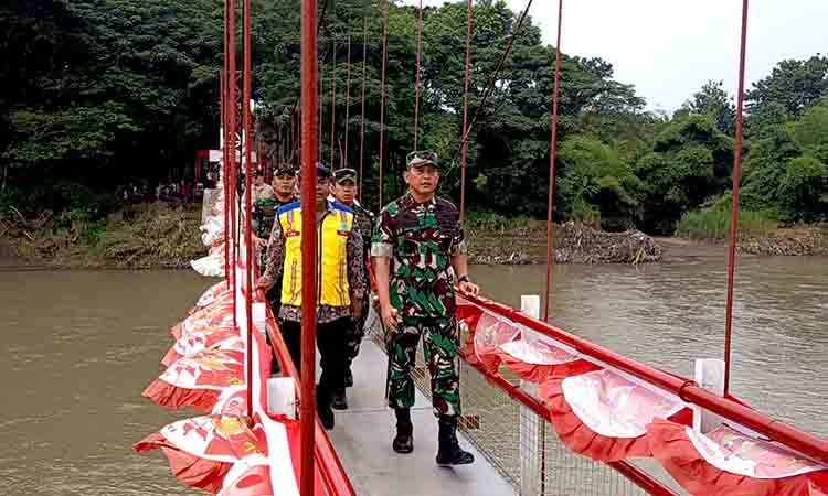 Pangdam IV Diponegoro Resmikan Jembatan Gantung