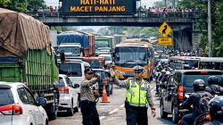 Polsek Babat Atur Lalu Lintas, Kemacetan Perbatasan Lamongan–Tuban Berangsur Normal