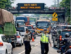 Polsek Babat Atur Lalu Lintas, Kemacetan Perbatasan Lamongan–Tuban Berangsur Normal