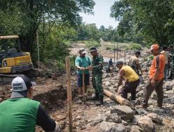 Sinergi TNI dan Warga Wujudkan Jembatan Gantung Garuda di Sungai Comal