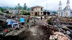 TNI dan Warga Bersinergi, Pembangunan Jembatan Armco Sungai Penakir Dikebut