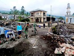 TNI dan Warga Bersinergi, Pembangunan Jembatan Armco Sungai Penakir Dikebut