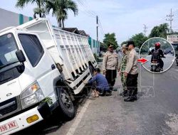 Truk Koperasi Desa Merah Putih Terperosok di Sraturejo, Bojonegoro – Pengemudi Selamat, Motor Pelaku Kabur