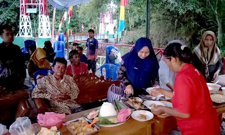 Warga Desa Mendiro