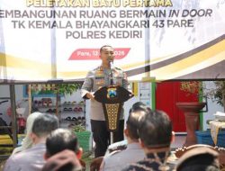 Dukung Fasilitas Pendidikan, Kapolres Kediri Letakkan Batu Pertama Ruang Bermain Indoor TK Kemala Bhayangkari 43 Pare