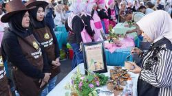 Kreasi Mie dan Kostum Unik, Bhayangkari Polres Kediri Tampil Kreatif di Festival Kuno Kini 2026