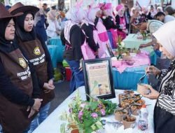 Kreasi Mie dan Kostum Unik, Bhayangkari Polres Kediri Tampil Kreatif di Festival Kuno Kini 2026