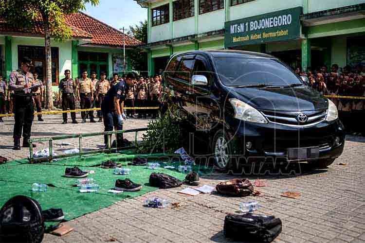 Mobil Avanza Nyelonong di Area Sekolah OK