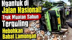 Truk Muatan Sabun Terguling di Babat Lamongan, Sopir Diduga Kantuk Saat Mengemudi