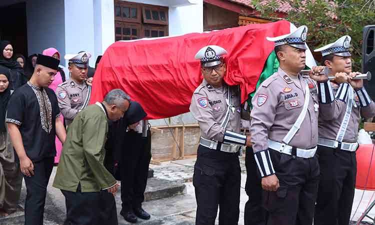 Wakapolres Ngawi Pimpin Upacara Pemakaman Kapolsek Kendal Alm. AKP Tri Handoyo