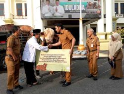 Bupati Tuban Serahkan Sapi Kurban Presiden RI untuk Warga Kenduruan