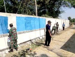 Babinsa Koramil Karangjati dan Warga Puhti Gotong Royong Bersihkan Lingkungan serta Bangun Tembok Pembatas Makam