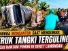 Diduga Mengantuk Saat Mengemudi, Truk Tangki Terguling Usai Hantam Pohon di Deket Lamongan