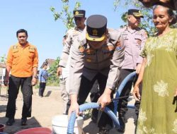 Polres Bondowoso Salurkan Air Bersih ke 20 Dusun yang Terdampak Kekeringan