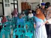 Tuai Pujian, Aksi Humanis Polsek Geneng Bantu Lansia yang Antri Terima PKH Plus di Ngawi