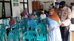 Tuai Pujian, Aksi Humanis Polsek Geneng Bantu Lansia yang Antri Terima PKH Plus di Ngawi