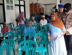 Tuai Pujian, Aksi Humanis Polsek Geneng Bantu Lansia yang Antri Terima PKH Plus di Ngawi