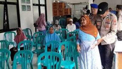 Tuai Pujian, Aksi Humanis Polsek Geneng Bantu Lansia yang Antri Terima PKH Plus di Ngawi
