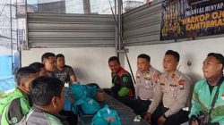 Sambut Hari Bhayangkara ke – 80, Polres Jember Berbagi Paket Sembako untuk Ojol