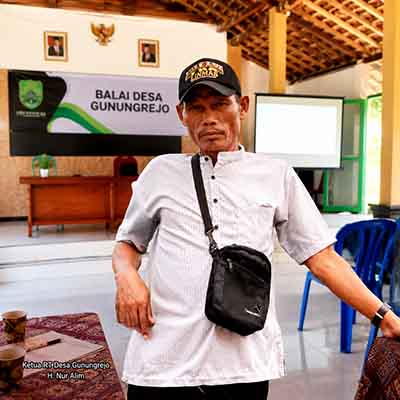 Ketua RT Desa Gunungrejo di balai desa