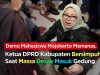 Demo Mahasiswa Mojokerto Memanas, Ketua DPRD Kabupaten Bersimpuh di Hadapan Massa