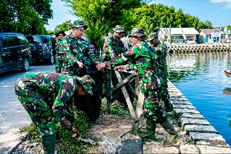 Tentara bekerja sama di tepi air