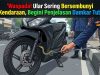 Hendak Berbelok, Pengendara Motor di Tuban Dibuat Kaget Ular ‘Nebeng’ di Bodi Kendaraan