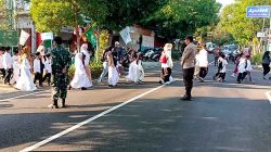 Pastikan Kondusif, Babinsa Koramil Ngrambe dan Bhabinkamtibmas Amankan Jalan Sehat dan Pawai Ta’aruf Tahun Baru Hijriah 1448 H