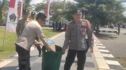 Salut, Personel Polres Blitar Bersihkan Sampah Usai Layanan Pengamanan Aksi Unjuk Rasa