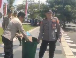 Salut, Personel Polres Blitar Bersihkan Sampah Usai Layanan Pengamanan Aksi Unjuk Rasa