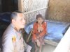 Polri Peduli : Polres Bondowoso Santuni Nenek Sebatangkara