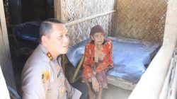 Polri Peduli : Polres Bondowoso Santuni Nenek Sebatangkara