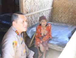 Polri Peduli : Polres Bondowoso Santuni Nenek Sebatangkara