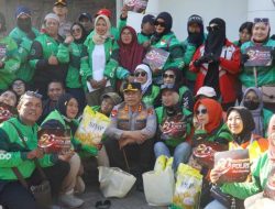 Polrestabes Surabaya Salurkan Paket Sembako untuk Warga di Hari Bhayangkara ke – 80Polrestabes Surabaya Salurkan Paket Sembako untuk Warga di Hari Bhayangkara ke – 80