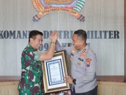 Kapolres Kediri Serahkan Penghargaan kepada Dandim 0809/Kediri, Wujud Sinergisitas TNI-Polri di Kediri