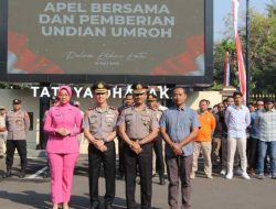 Apel Pagi Penuh Berkah, Kapolres Kediri Kota Berikan Hadiah Umroh kepada Empat Personel